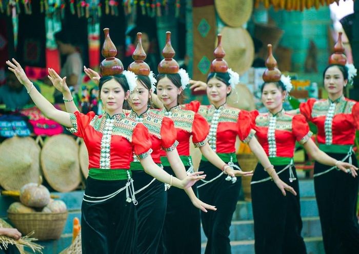 “Vui Tết Độc lập” tại Làng Văn hóa - Du lịch các dân tộc Việt Nam. Ảnh: Khánh Hoà/TTXVN