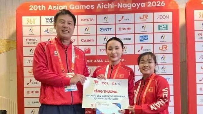 Tuyết Sang (giữa) giành Huy chương bạc nội dung taekwondo thực tế ảo. (Ảnh: Tam Ninh)