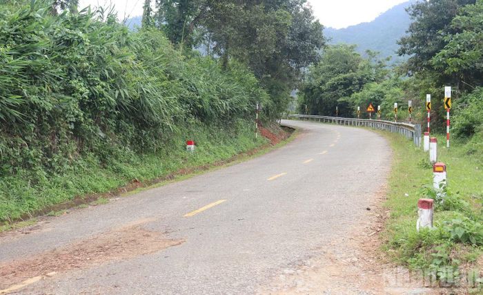 Nhiều đoạn tuyến Quốc lộ 40B mặt đường hẹp, bán kính cong nhỏ, thường xuyên xảy ra sạt lở, tiềm ẩn nguy cơ mất an toàn giao thông. (Ảnh: HIỂN CỪ)