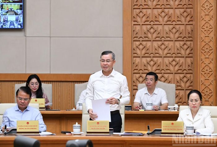 Bộ trưởng Tài chính Ngô Văn Tuấn phát biểu tại phiên họp.
