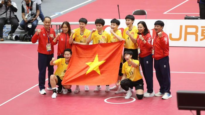 Đây là Huy chương Vàng thứ hai của cầu mây nữ Việt Nam tại ASIAD 20. (Ảnh: BÙI LƯỢNG)
