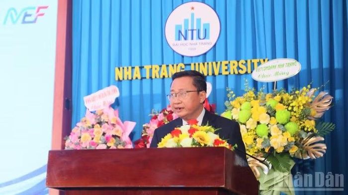 Tiến sĩ Quách Hoài Nam, Hiệu trưởng Trường đại học Nha Trang phát biểu. (Ảnh: VŨ TÂN)
