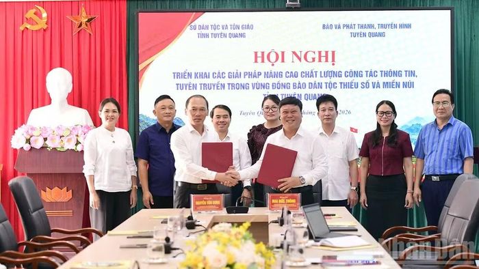 Lãnh đạo Sở Dân tộc và Tôn giáo tỉnh và lãnh đạo Báo và Phát thanh, Truyền hình Tuyên Quang ký kết chương trình phối hợp.