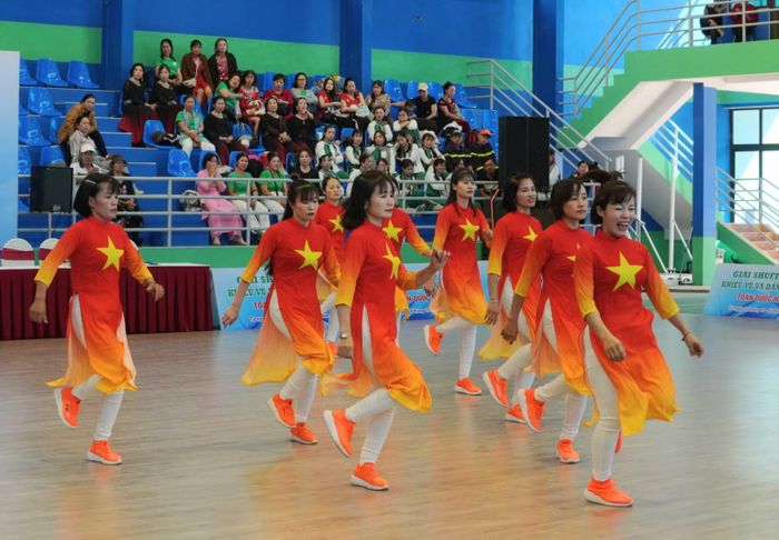 Vận động có thể bắt đầu từ những hoạt động gần gũi, phù hợp với mọi lứa tuổi, giúp tăng cường sức khỏe thể chất, tinh thần và sự kết nối cộng đồng. (Ảnh: PATH)