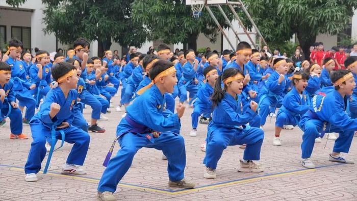 Học sinh tham gia hoạt động thể thao trong khuôn khổ Sáng kiến Hợp tác thể thao vì sức khỏe cộng đồng tại Việt Nam. (Ảnh: PATH)