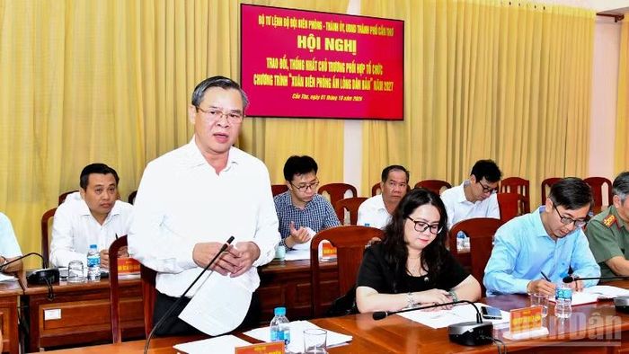 Ông Trương Cảnh Tuyên, Chủ tịch Ủy ban nhân dân thành phố Cần Thơ phát biểu tại hội nghị. (Ảnh: VĂN LONG)