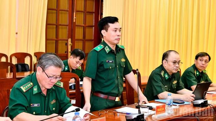 Thiếu tướng Vũ Quốc Ân, Phó Chính ủy Bộ đội Biên phòng phát biểu tại hội nghị. (Ảnh: VĂN LONG)
