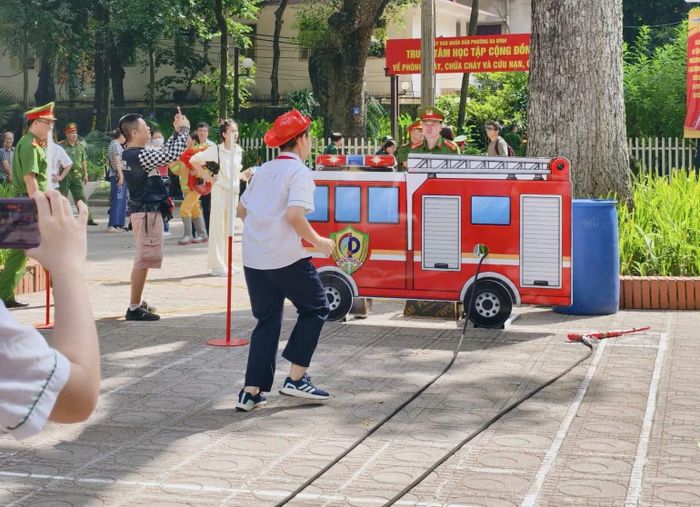 Phường Ba Đình ra mắt Trung tâm giáo dục cộng đồng về phòng cháy, chữa cháy và cứu nạn, cứu hộ thu hút sự tham gia của nhiều người. (Ảnh: HÀ NHUNG)