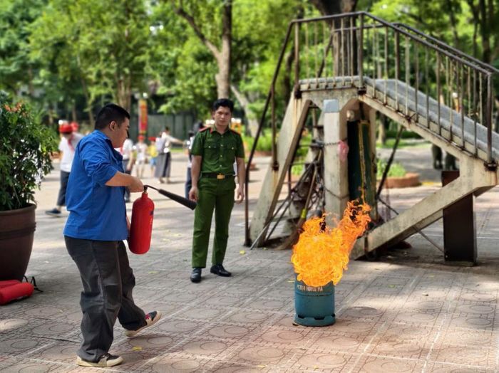 Đẩy mạnh tuyên truyền và trải nghiệm thực tế, lực lượng chức năng giúp người dân có những kinh nghiệm xử lý khi sự cố cháy xảy ra. (Ảnh: HÀ NHUNG)