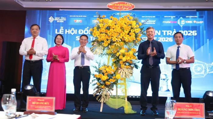 Phó Chủ tịch Ủy ban nhân dân thành phố Đà Nẵng Hồ Quang Bửu tặng hoa chúc mừng sự kiện. (Ảnh: ANH ĐÀO)