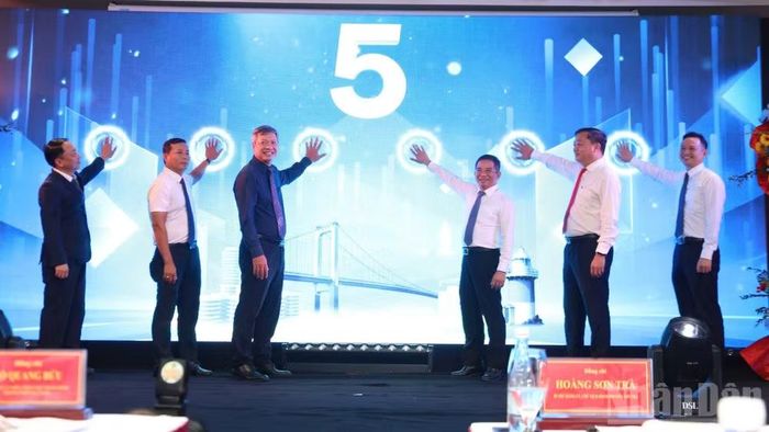 Các đại biểu thực hiện nghi thức khai mạc Lễ hội Lễ hội Đổi mới Sáng tạo Sơn Trà 2026. (Ảnh: ANH ĐÀO)
