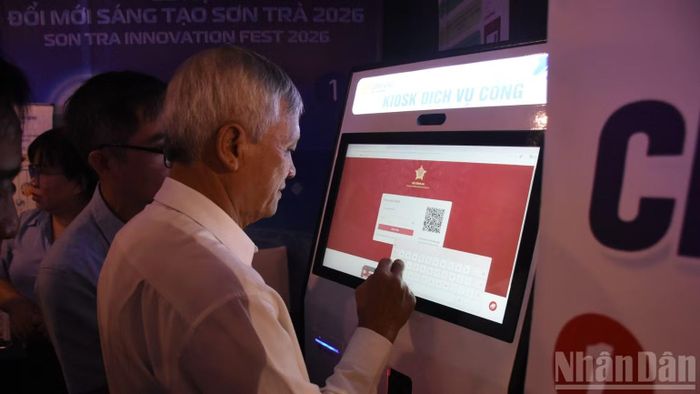 Người dân có thể trực tiếp tiếp cận các hoạt động hỗ trợ chuyển đổi số như định danh điện tử, tích hợp dữ liệu lên VNeID. (Ảnh: ANH ĐÀO)