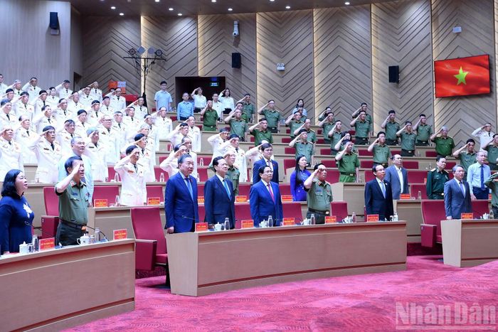 Tổng Bí thư, Chủ tịch nước Tô Lâm và các đồng chí lãnh đạo, nguyên lãnh đạo Đảng, Nhà nước và các đại biểu thực hiện nghi thức chào cờ.