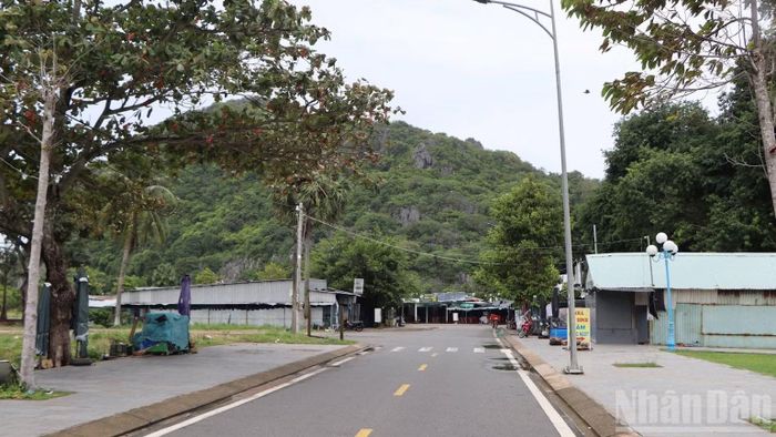 Núi đá vôi ở xã Kiên Lương có loài voọc bạc Đông Dương sinh sống. Người dân buôn bán, sinh sống gần khu vực núi đá vôi ý thức đó là động vật quý hiếm nên không đánh bắt mà bảo vệ chúng. ( Ảnh: THANH DŨNG)