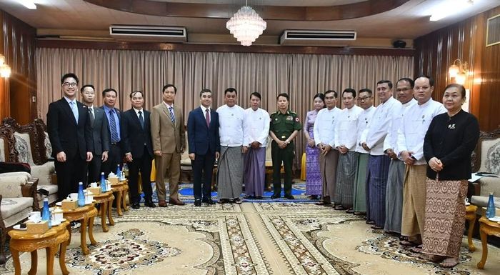 Các đại biểu tham dự buổi làm việc chụp ảnh kỷ niệm. (Ảnh: Đại sứ quán Việt Nam tại Myanmar cung cấp)