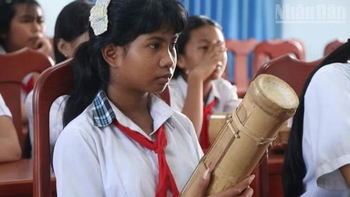 Các em học sinh Trường phổ thông dân tộc bán trú trung học cơ sở Phước Hà say sưa tập đàn Chapi. (Ảnh: NGUYỄN TRUNG)