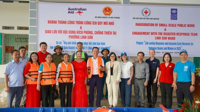 Đoàn công tác giao lưu với Đội xung kích phòng, chống thiên tai phường Linh Sơn, Thái Nguyên. (Ảnh: Đại sứ quán Australia tại Việt Nam)