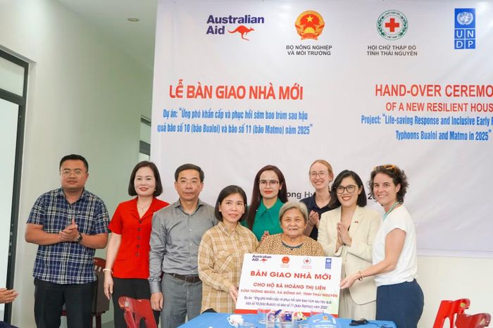 Đoàn công tác bàn giao nhà mới cho bà Hoàng Thị Liên tại xã Đồng Hỷ, tỉnh Thái Nguyên, được xây dựng với sự hỗ trợ của Chính phủ Australia. (Ảnh: Đại sứ quán Australia tại Việt Nam)