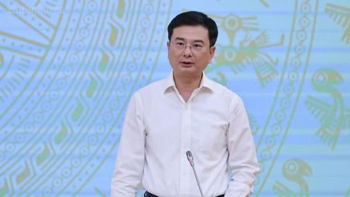 Phó Thống đốc Ngân hàng Nhà nước Việt Nam Phạm Thanh Hà trả lời câu hỏi của các nhà báo. (Ảnh: VGP)