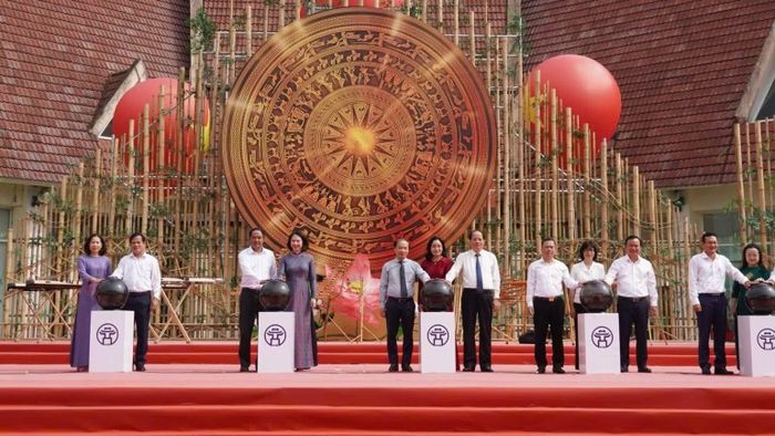 Các đại biểu bấm nút phát động các hoạt động hưởng ứng Ngày Văn hóa Việt Nam.