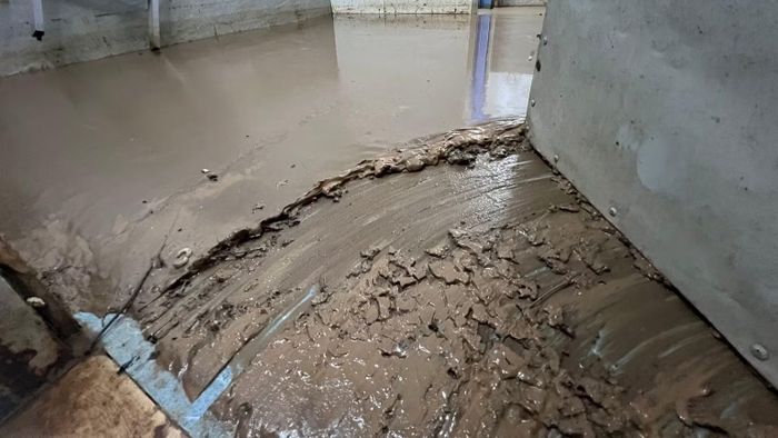 Nước và bùn đọng lâu ngày gây ra cảnh tượng này trên sàn nhà khiến gia đình rất lo lắng. (Ảnh: Gia đình cung cấp)