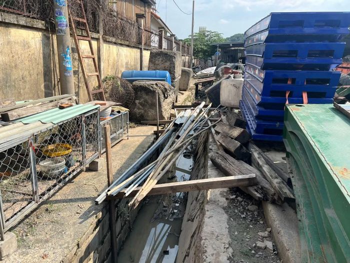 Một hệ thống thoát nước tại bãi xe container phía sau nhà bà Nguyễn Thị Tố Nga nhưng chưa được đấu nối đồng bộ với hệ thống thoát nước chung trên địa bàn phường Long Bình. (Ảnh: Quang Quý)
