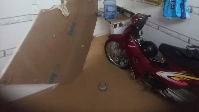 Nước ngập tràn vào các nhà trọ. (Ảnh: Gia đình cung cấp)