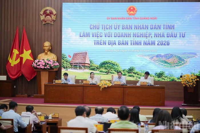 Lãnh đạo tỉnh Quảng Ngãi chủ trì hội nghị. (Ảnh: HIỂN CỪ)