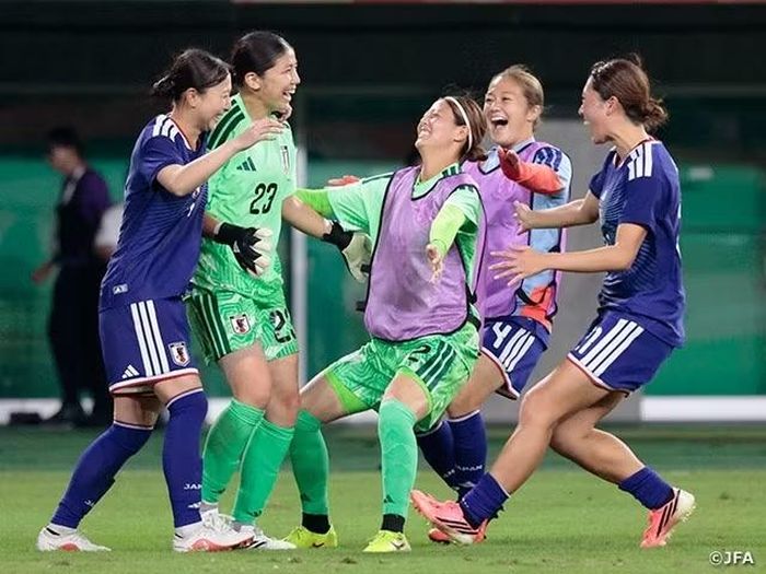 Niềm vui của các cô gái Nhật Bản khi giành chiến thắng chung cuộc. (Ảnh: JFA)