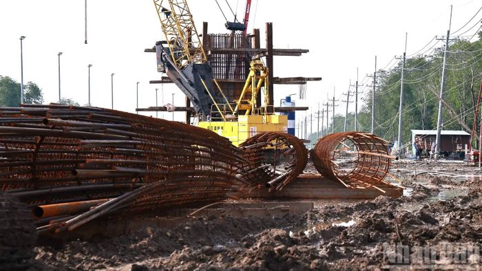 Vật liệu tập kết phục vụ thi công cầu Phước An.