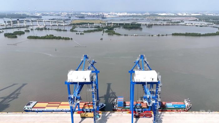 Cầu Phước An nhìn từ cảng Phước An, thành phố Đồng Nai.