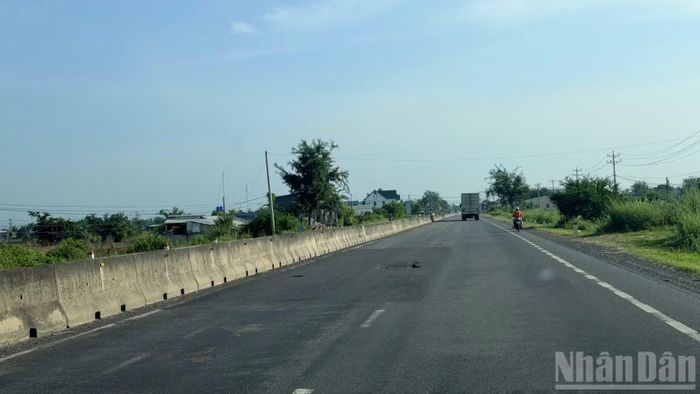 Quốc lộ 1 xuất hiện nhiều "ổ gà" nằm giữa làn đường. (ẢNH: THANH HẢI)