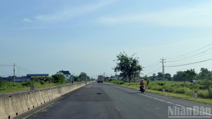 Mặt đường Quốc lộ 1 xuất hiện nhiều "ổ gà". (ẢNH: THANH HẢI)