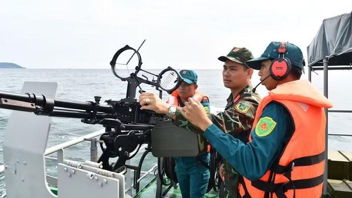 Huấn luyện thực hành thao tác vũ khí, trang bị trên tàu Hải đội dân quân thường trực tỉnh An Giang. (Ảnh: NGUYỄN KHOA)
