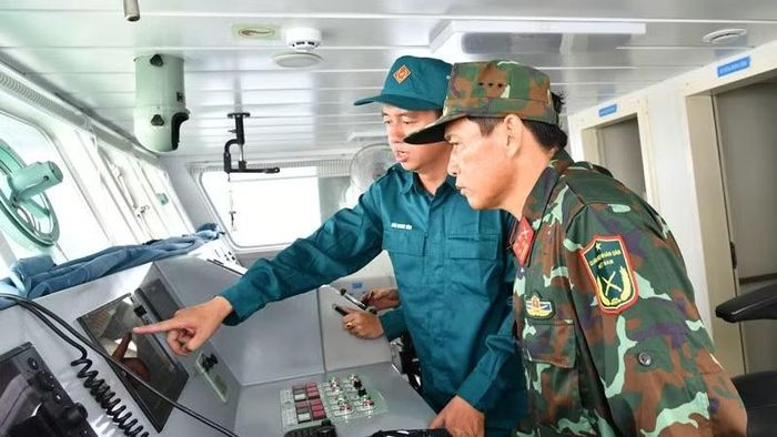Lãnh đạo Bộ Chỉ huy quân sự tỉnh An Giang kiểm tra thực tế quá trình huấn luyện, luyện tập các nội dung trên tàu Hải đội dân quân thường trực tỉnh An Giang. (Ảnh: NGUYỄN KHOA)