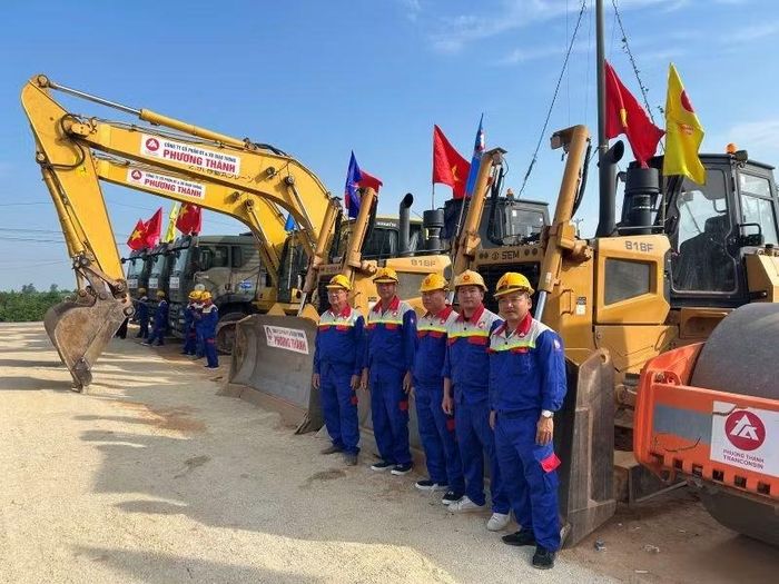 Khởi công dự án xây dựng đường bên và các cầu vượt trên tuyến đường kết nối di sản văn hóa du lịch và phát triển kinh tế dọc sông Hồng trên địa bàn tỉnh Hưng Yên.
