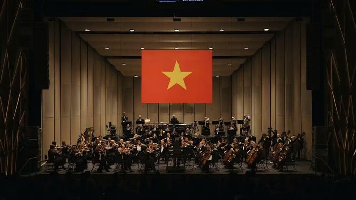 Dưới sự chỉ huy của nhạc trưởng Sir Antonio Pappano, LSO mở đầu đêm diễn đầu tiên của Vietnam Airlines Classic-Hanoi Concert 2026 bằng những giai điệu hào hùng của Quốc ca Việt Nam. (Ảnh: VNA)