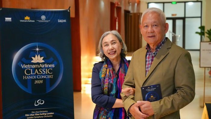 Ông Trần Văn cùng vợ từ Thành phố Hồ Chí Minh ra Hà Nội để tiếp tục “cuộc hẹn” với Vietnam Airlines Classic-Hanoi Concert 2026 trong những ngày đẹp nhất của mùa thu Hà Nội. (Ảnh: VNA)