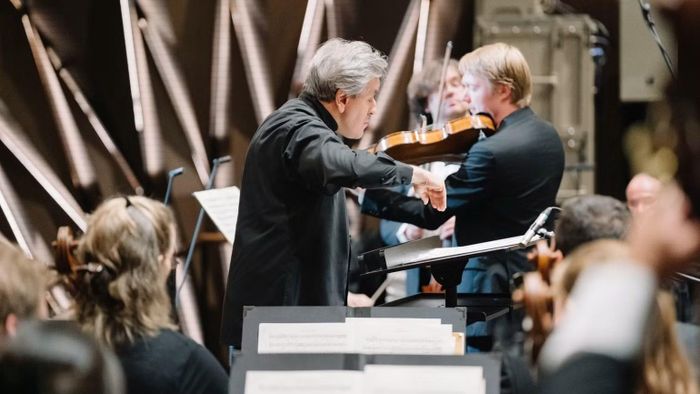 Mùa hòa nhạc năm nay đánh dấu sự trở lại của nhạc trưởng huyền thoại Sir Antonio Pappano và hơn 100 nhạc công của LSO, dàn nhạc giao hưởng hàng đầu thế giới. (Ảnh: VNA)
