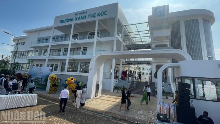 Trường Tiểu học Xanh Tuệ Đức rộng gần 5.000m2, gồm 20 phòng học, quy mô khoảng 550 học sinh. (Ảnh: CÔNG LÝ)