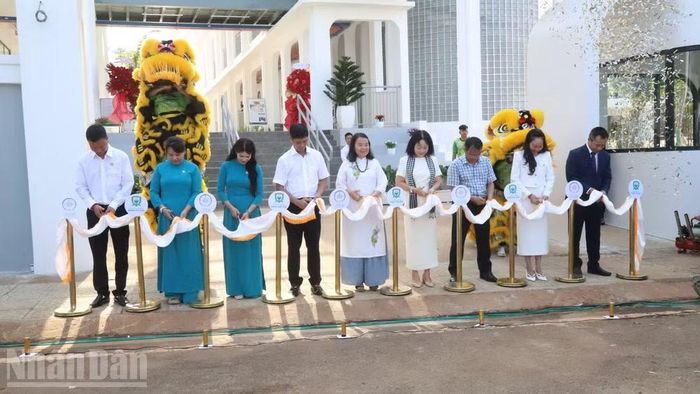 Các đại biểu cắt băng khánh thành Trường tiểu học Xanh Tuệ Đức tại khu đô thị Thành phố Cà-phê. (Ảnh: CÔNG LÝ)
