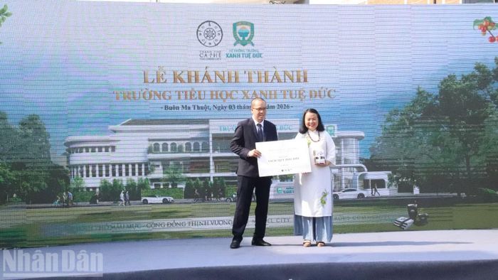Tại mỗi trường, đại diện Trung Nguyên Legend trao tặng tủ sách Thư viện Ánh sáng, giới thiệu những đầu sách quý thuộc Tủ sách nền tảng đổi đời do Nhà sáng lập, Chủ tịch Tập đoàn Trung Nguyên Legend Đặng Lê Nguyên Vũ tâm huyết tuyển chọn từ hàng nghìn tấm gương vĩ nhân thành công của nhân loại. (Ảnh: CÔNG LÝ)