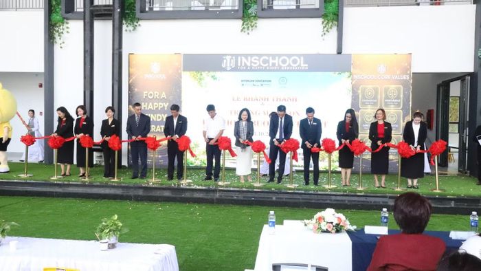 Các đại biểu cắt băng khánh thành Trường Mầm non INschool. (Ảnh: CÔNG LÝ)