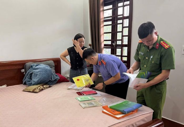 Tiến hành khám xét nơi ở của bị can Hứa Văn Chinh. (Ảnh: Công an Lạng Sơn)