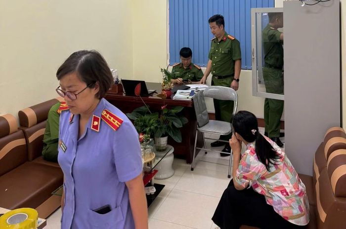 Tiến hành khám xét tại Trung tâm Tài nguyên môi trường tỉnh Lạng Sơn. (Ảnh: Công an Lạng Sơn)