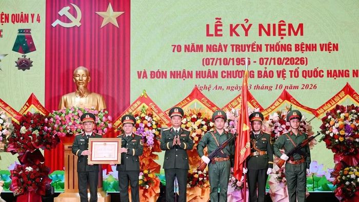 Thừa ủy quyền của Chủ tịch nước, Trung tướng Hà Thọ Bình, Tư lệnh Quân khu 4 đã trao tặng Huân chương Bảo vệ Tổ quốc hạng Nhất cho Bệnh viện Quân y 4. (Ảnh: TTH)