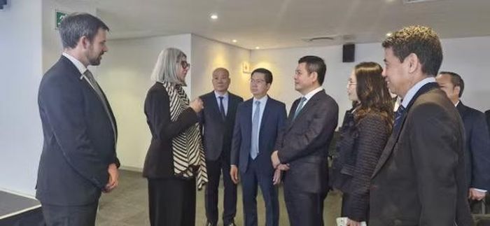 Phó Chủ tịch Quốc hội Nguyễn Hồng Diên gặp mặt bà Wrenelle Stander - Tổng Giám đốc và ông JP van der Merwe, Phó Tổng Giám đốc phụ trách đầu tư Cơ quan Xúc tiến Du lịch, thương mại và đầu tư bang Western Cape Nam Phi (WESGRO) tại Diễn đàn, trao đổi về các cơ hội thúc đẩy hợp tác kinh tế, thương mại, đầu tư giữa hai bên.