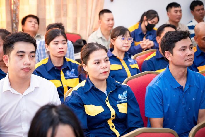 Các công nhân Công ty TNHH Một thành viên Thoát nước Hà Nội dự chương trình. (Ảnh: VIỆT HÀ)