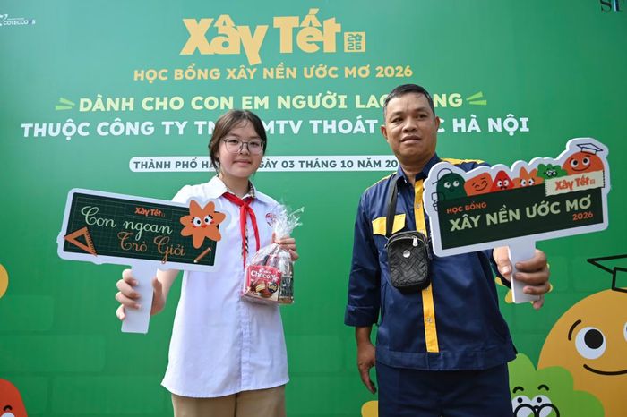 Các suất học bổng được trao tặng hôm nay không chỉ mang giá trị vật chất thiết thực, mà cao hơn cả là sự ghi nhận và nguồn động viên tinh thần đầy ý nghĩa đối với các công nhân thoát nước, đồng thời góp sức cùng các gia đình anh chị em công nhân vun đắp cho thế hệ tương lai.