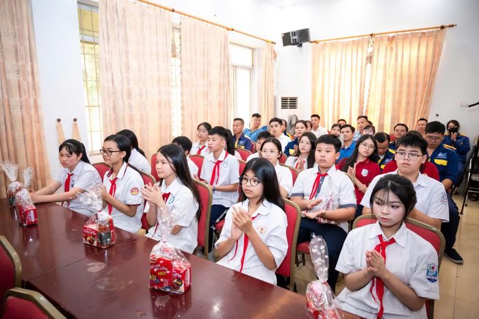 Các em học sinh là con em công nhân Công ty TNHH Một thành viên Thoát nước Hà Nội dự chương trình trao học bổng. (Ảnh: VIỆT HÀ)